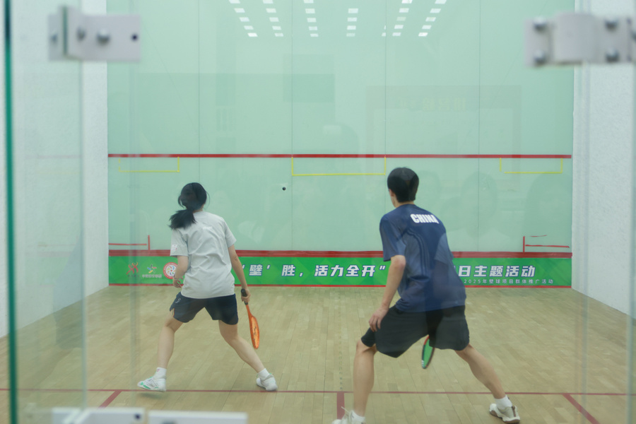 QNE, 藏着不为人, 首次接触壁 QNE, 藏着不为人, 首次接触壁